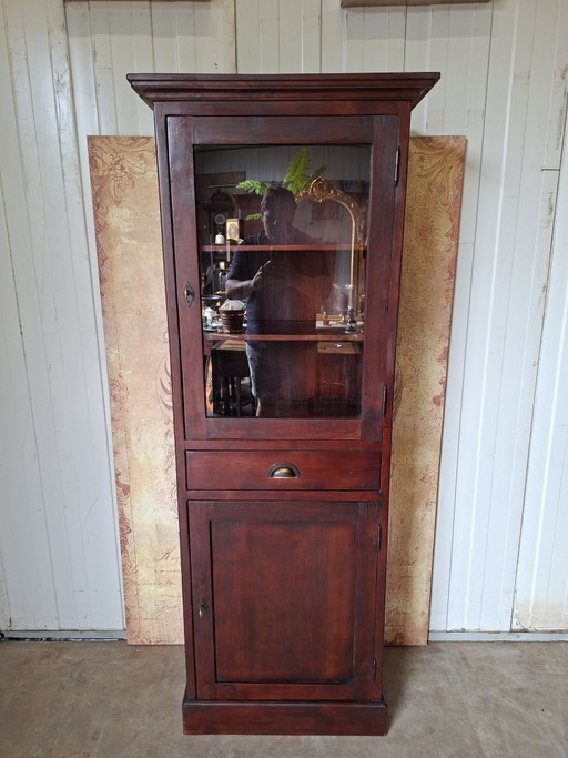 Donker teakhouten vitrinekast, servieskast, buffetkast afm. 70x40cm en 185cm hoog.