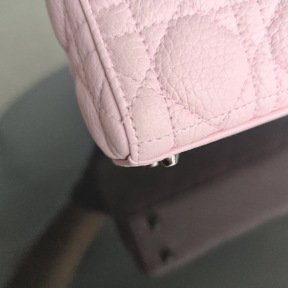 Image 1 of Dior Lady Micro - Cannage Caviar Rosa Chiaro Dettagli Rosa Cinturino Regolabile