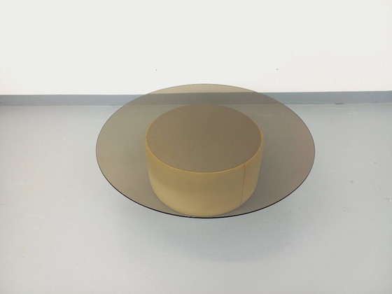 Image 1 of Vintage ronde salontafel van glas, leer en metaal, in Space Age-stijl uit de jaren 70.