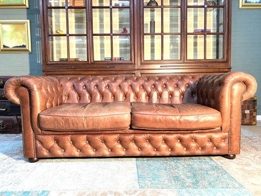 Robusto divano Chesterfield color cognac