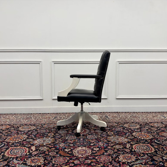 Classica Sedia da Ufficio Chesterfield Bianca Inglese – &Tradition, Sedie da ufficio, Pelle, Legno (photo 3 of 7)