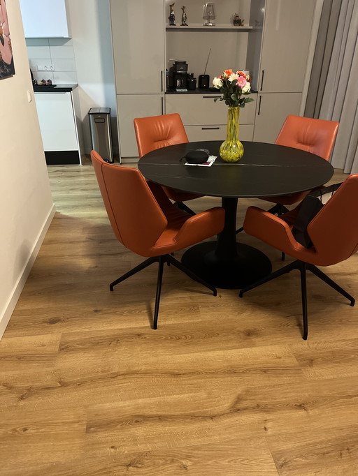 Leolux table with chairs