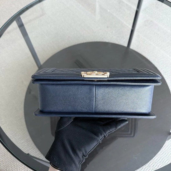 Image 1 of Chanel Boy Medium - Caviar 25CM Gewatteerd Donkerblauw Goudkleurige Hardware Serie 25