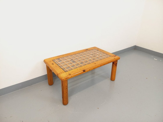 Image 1 of Vintage modernistische salontafel van grenenhout en glas uit de jaren 70 en 80.