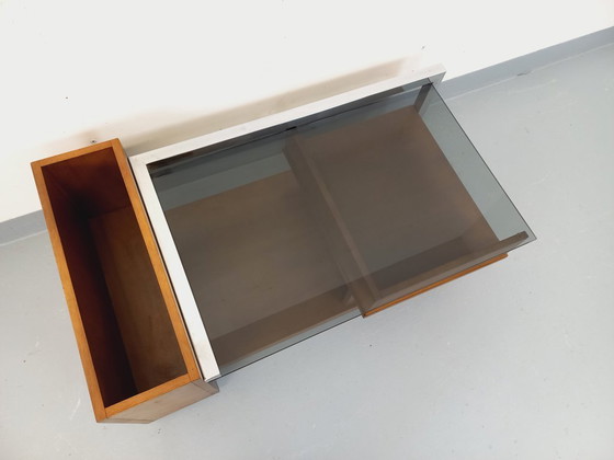 Image 1 of Vintage modernistische rechthoekige salontafel met houten nissen, chroom en rookglas uit de jaren 70.