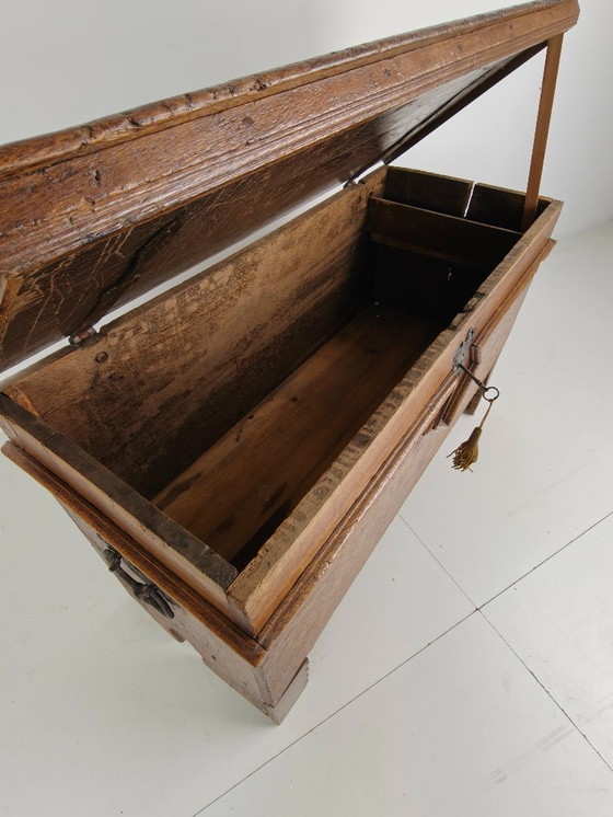 Image 1 of Elegante cofre de roble del siglo XVIII – datado en 1756