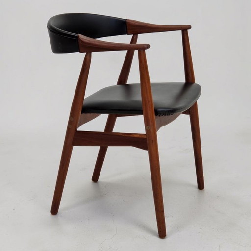 Fauteuil danois des années 1960. Bois de teck, similicuir noir.