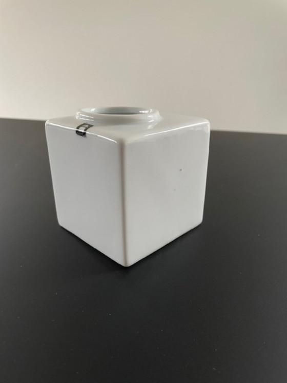 Image 1 of Jarrón cúbico Serax: diseño elegante en cerámica blanca.