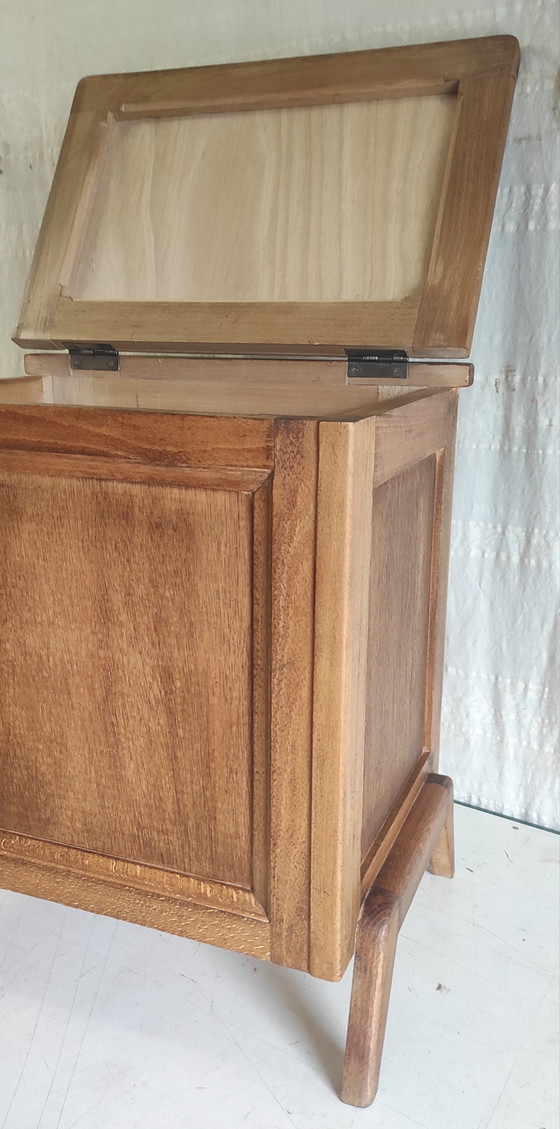 Image 1 of Mesita auxiliar modernista de madera maciza - década de 1950