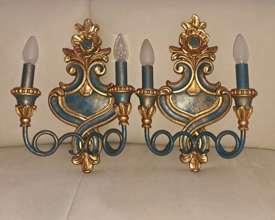 Image 1 of Set van twee vintage Italiaanse Florentijnse wandlampen, goud en turkooizen, van hout, 2 lichtpunten, Hollywood Regency-stijl.