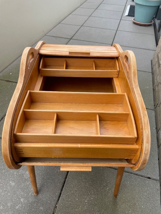 Image 1 of Naaidoos mid-century Deens design, tambour roll-top, 2 bakjes, houten poten