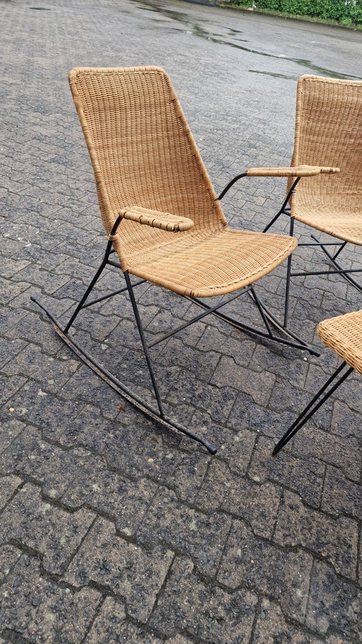 Tavolo e sedie a dondolo vintage in rattan e vimini, stile metà secolo, anni '50. – schommelstoelen, Wicker (photo 2 of 12)