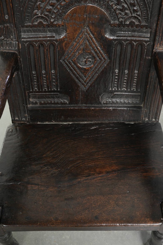 Image 1 of Chaise anglaise ancienne en chêne / Chaise à lambris du XVIIe siècle, ornée de magnifiques sculptures et détails en bois.