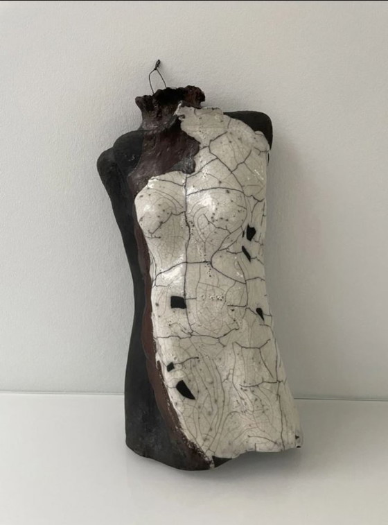 Image 1 of Torse féminin sculpté en céramique – glaçure raku