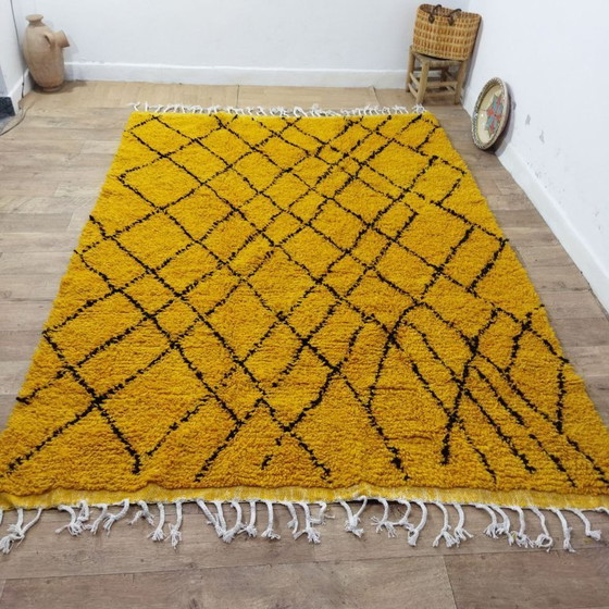 Image 1 of Alfombra bereber color amarillo mostaza – Alfombra marroquí hecha a mano con estampado de cuadros negros (286 × 200 cm)