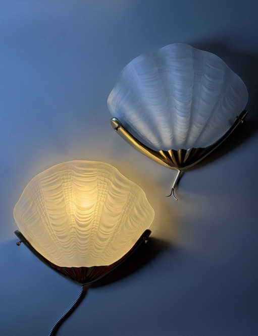 Paar antike Wandleuchten aus mattiertem Glas in Muschelform – Messingbeschläge – Art-Deco-Revival, ca. 1970er–1980er Jahre