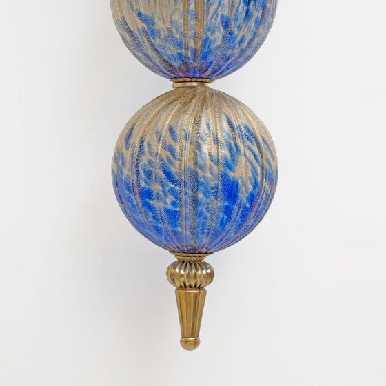 Image 1 of Een paar blauwe wandlampen van Murano-glas met goudstofaccenten.