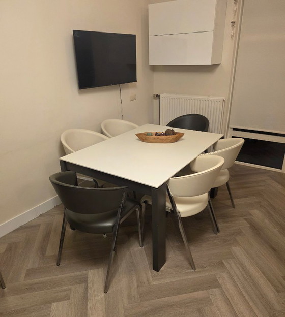 Image 1 of Set da pranzo di Hulsta Now. Tavolo da pranzo E20 e sedie da pranzo S500 di Hulsta Now.