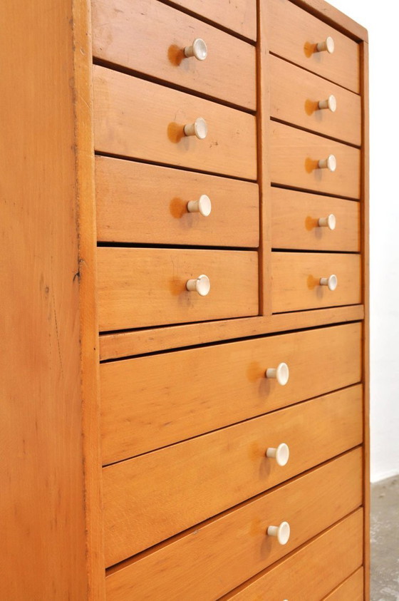 Image 1 of Armario escolar antiguo de madera de haya de la década de 1950.