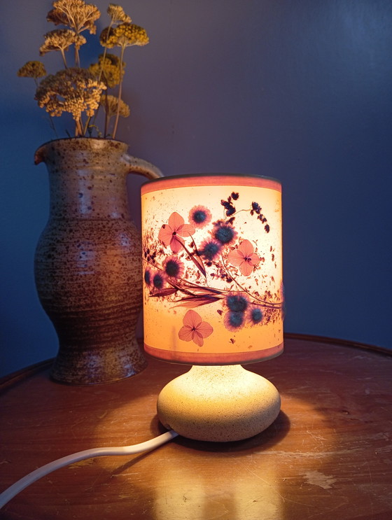 Image 1 of Mini lampe pierre, abat jour inclusion fleurs séchées bintagey