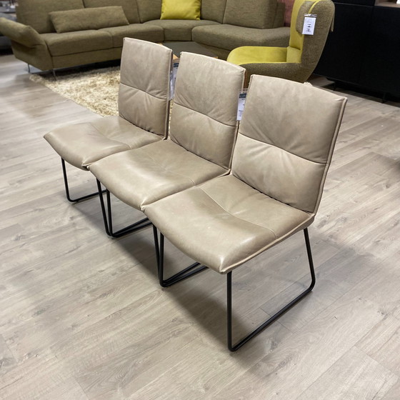 Image 1 of Table de salle à manger Nouvion Yvo Ø130 avec 3 chaises de salle à manger Koinor Essay (ensemble de 3)