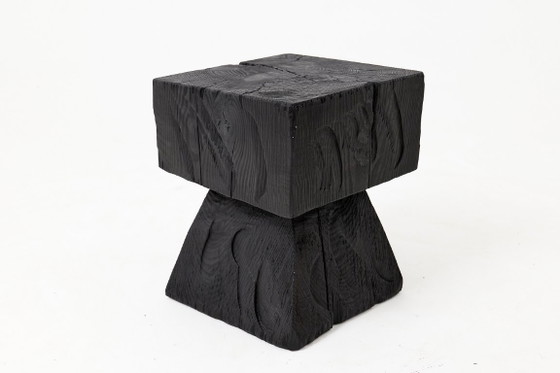Image 1 of Rustieke, sculpturale bijzettafel/kruk, gebrand zwart eikenhout, gesneden, uniek, Logniture