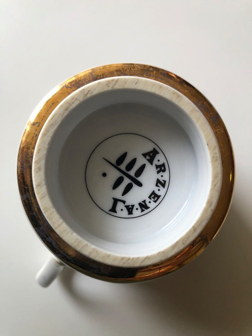 Bořek Šípek voor Arzenal: wit keramiek servies met borden, kommen, thee- en espressokopjes en schotels,