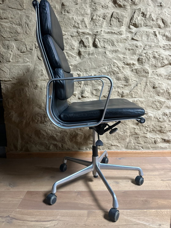 Sedia Vitra Eames Soft Pad in pelle nera (EA219) Prodotta in Norvegia, Sedie da ufficio, Alluminio, Nero (foto 5 di 8)