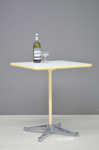 Eames-Tisch