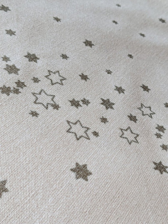 Image 1 of Große Vintage Weihnachts-Tischdecke – 70er/80er Jahre, 100% Baumwolle, Beige mit verschneitem Dorfmotiv