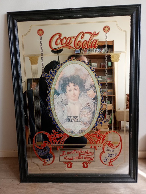 Espejo antiguo de Coca-Cola de más de 50 años.