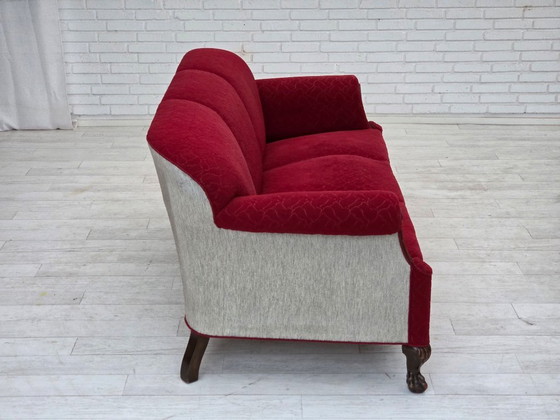 Image 1 of Dänisches 3-Sitzer-Sofa aus den 1950er Jahren, roter und hellgrauer Möbelwollbezug, geschnitztes Eichenholz.