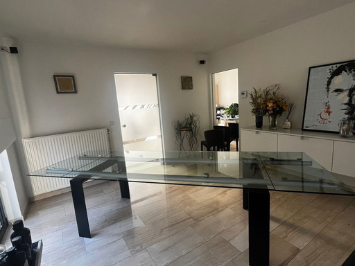 Desalto extendable glass table.
