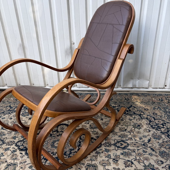 Mecedora estilo Thonet de mediados de siglo – Leather, Wood (photo 2 of 6)