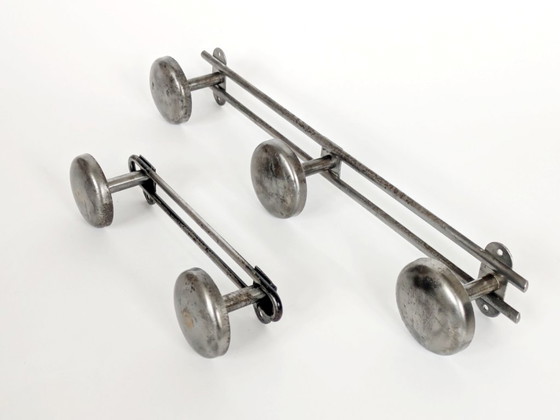 Image 1 of Paar französische Stahlgarderobenständer, industrielle Wandhaken aus den 1950er Jahren mit runden Köpfen