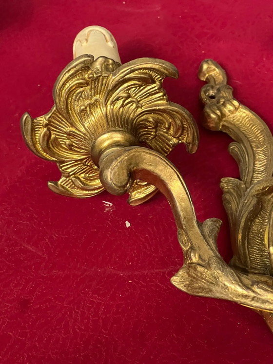 Een paar vergulde, massief bronzen wandlampen in rococostijl. (photo 7 of 8)