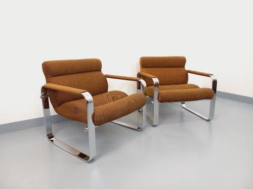 Een paar vintage Eero Aarnio fauteuils voor Framac, uitgevoerd in stof en chroom, uit de jaren 60 en 70.