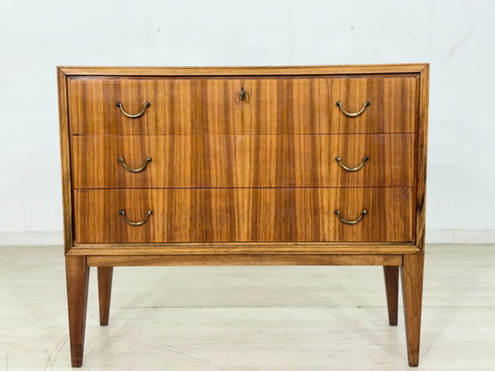 Image 1 of Commode style années 60 – Meuble vasque vintage en noyer avec poignées en laiton