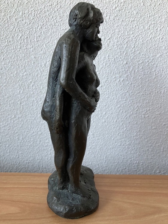 Image 1 of Statue en bronze massif représentant un couple amoureux. Poids : 2 kg.