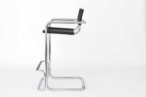 Image 1 of Tabouret de bar vintage à dossier cantilever, structure chromée, similicuir noir, années 1990