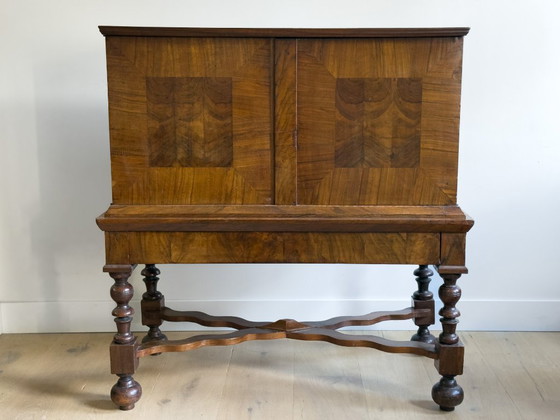 Image 1 of Elegante gabinete con patas en cruz de nogal del siglo XVII