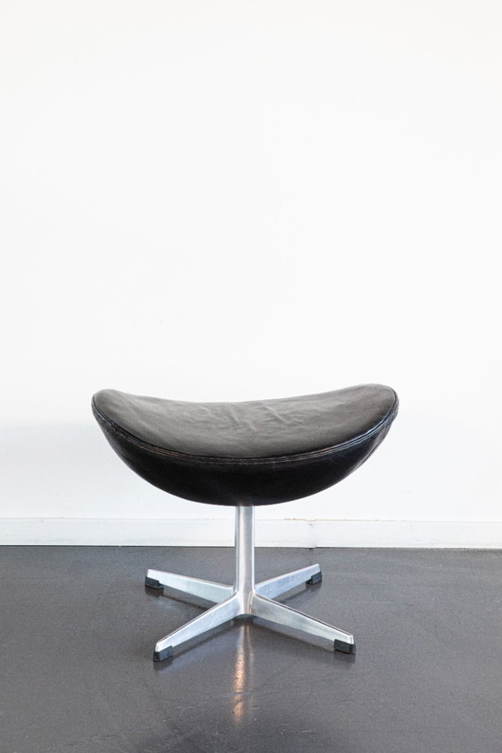 Image 1 of Arne Jacobsen – Poltrona Egg con pouf – modello 3316 – Fritz Hansen