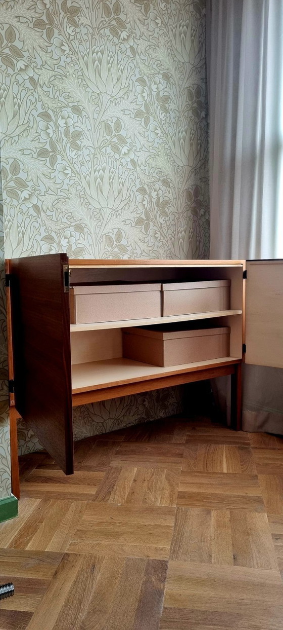 Image 1 of Commode en bois de noyer du milieu du siècle, années 60, en excellent état