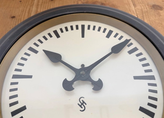 Image 1 of Reloj de pared industrial negro de Siemens, década de 1930.