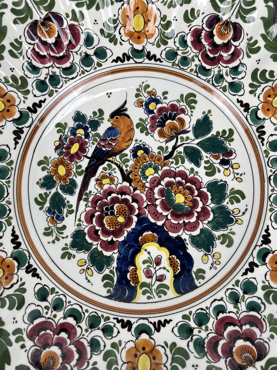 Image 1 of Antiker, polychromer, handbemalter Wandteller mit Blumen- und Vogelmotiv