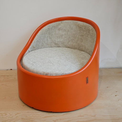 Chaise design fabriquée à partir d'une cabine téléphonique