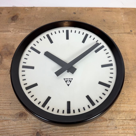 Image 1 of Industriële bakelieten fabriekswandklok van Pragotron, jaren 60