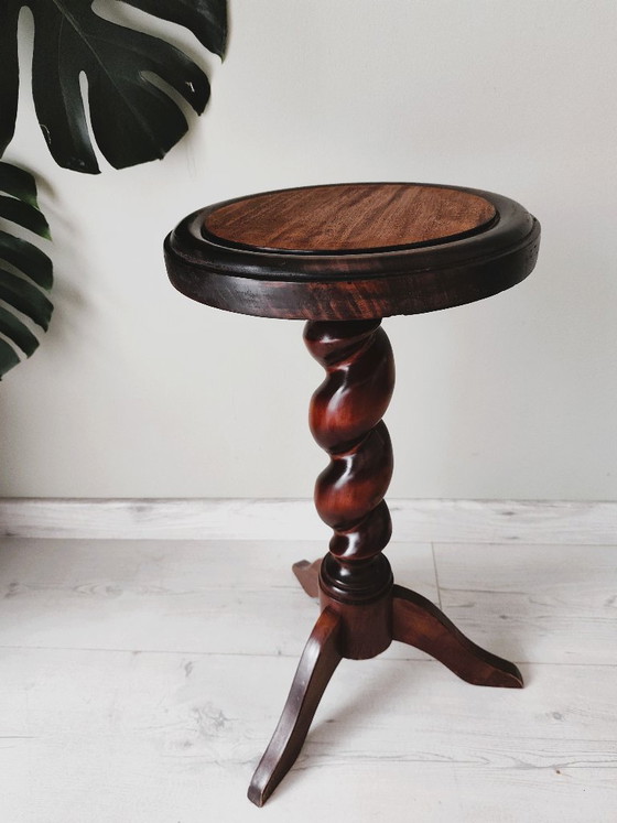 Mesita auxiliar antigua de madera maciza con patas torneadas. – Mesas auxiliares, Wood (photo 8 of 11)