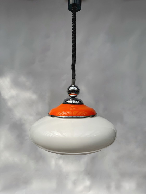 Image 1 of Vintage hanglamp in oranje en wit, in ruimtetijdstijl | Verstelbare hoogte | jaren 70