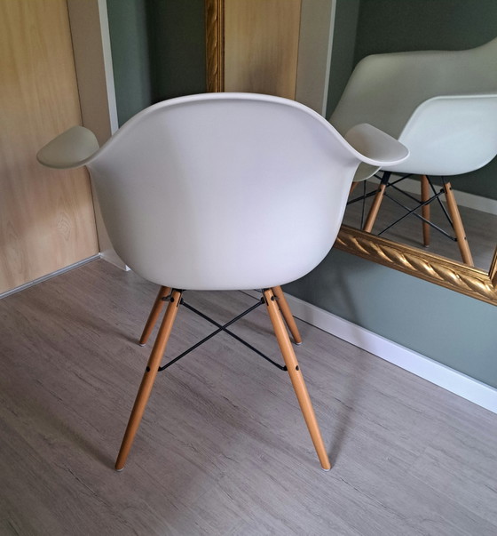 Vitra Eames Plastic Armchair DAW | Charles & Ray Eames | Bianco | 2014 | Originale – Poltrone, Metallo (photo 3 of 9)